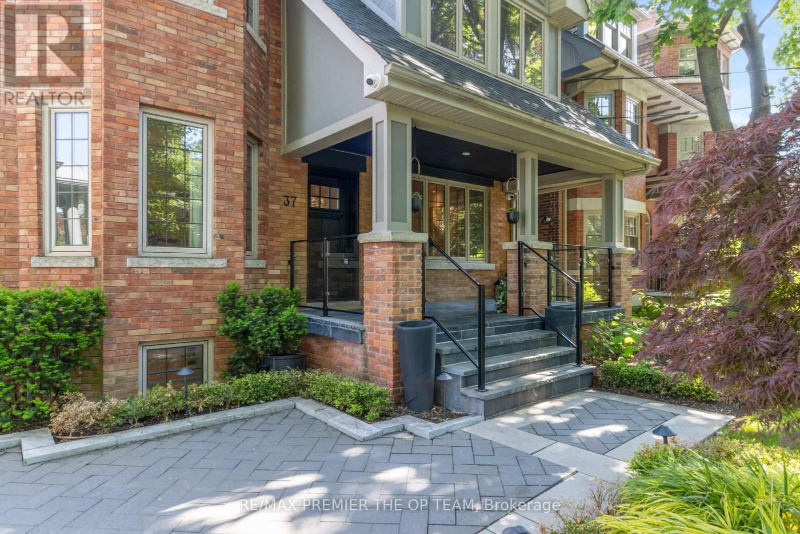 37 St Andrews Gardens, Toronto, Ontario  M4W 2C9 - Photo 2 - C12324369