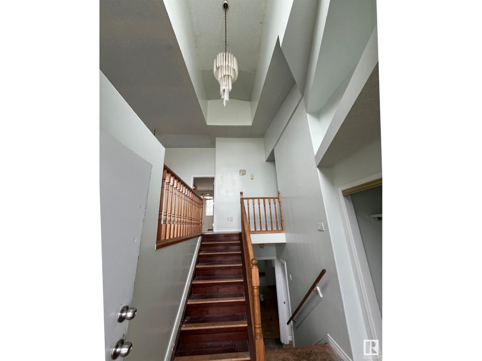 908 Jordan Cr Nw, Edmonton, Alberta  T6L 6X5 - Photo 3 - E4450963