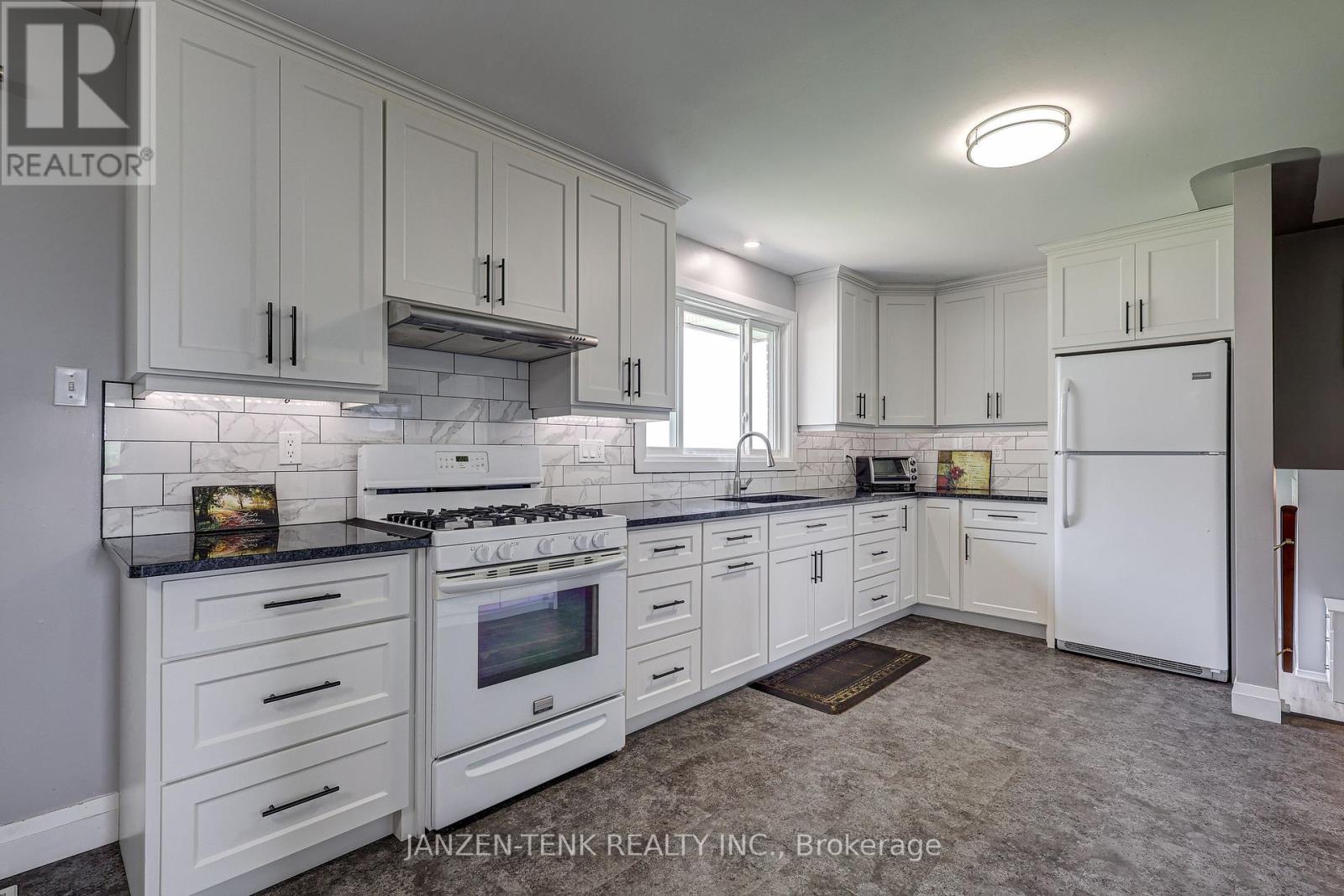 10408 Rogers Road, Malahide, Ontario  N5H 2R6 - Photo 11 - X12327062