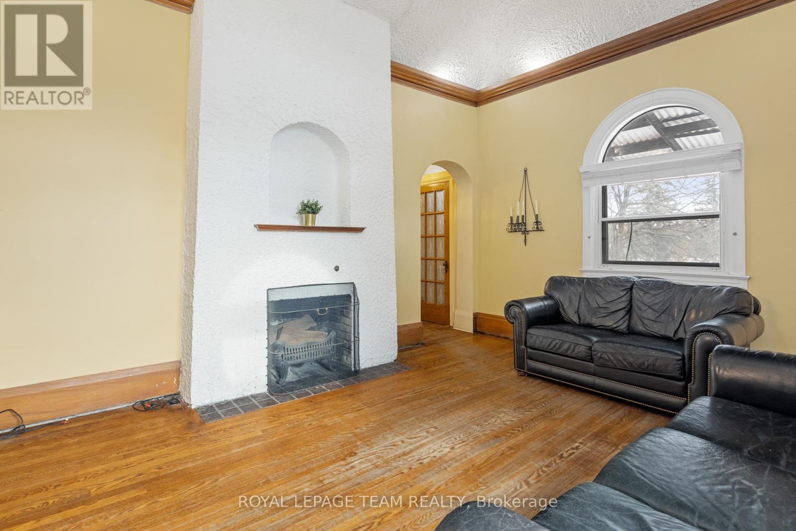 Property at 334 QUEEN ELIZABETH DRIVE image 4