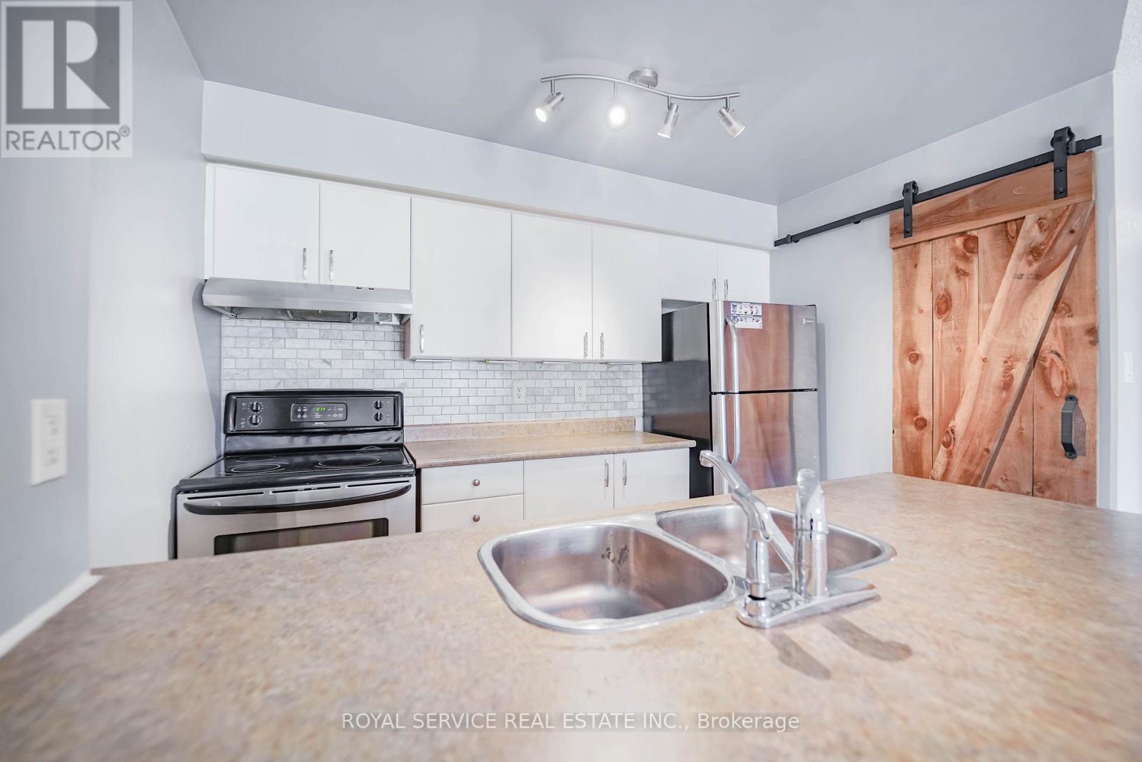 207 - 90 Aspen Springs Drive, Clarington, Ontario  L1C 5N3 - Photo 10 - E12327226