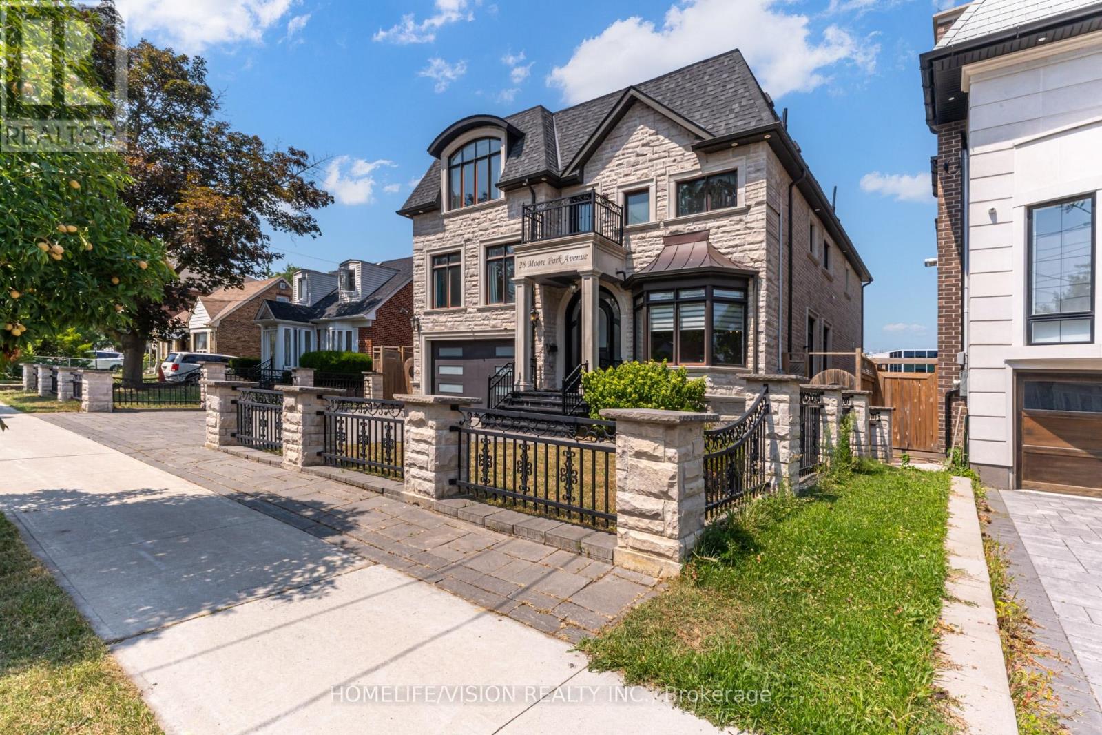 28 Moore Park Avenue, Toronto, Ontario  M2M 1M9 - Photo 2 - C12327024