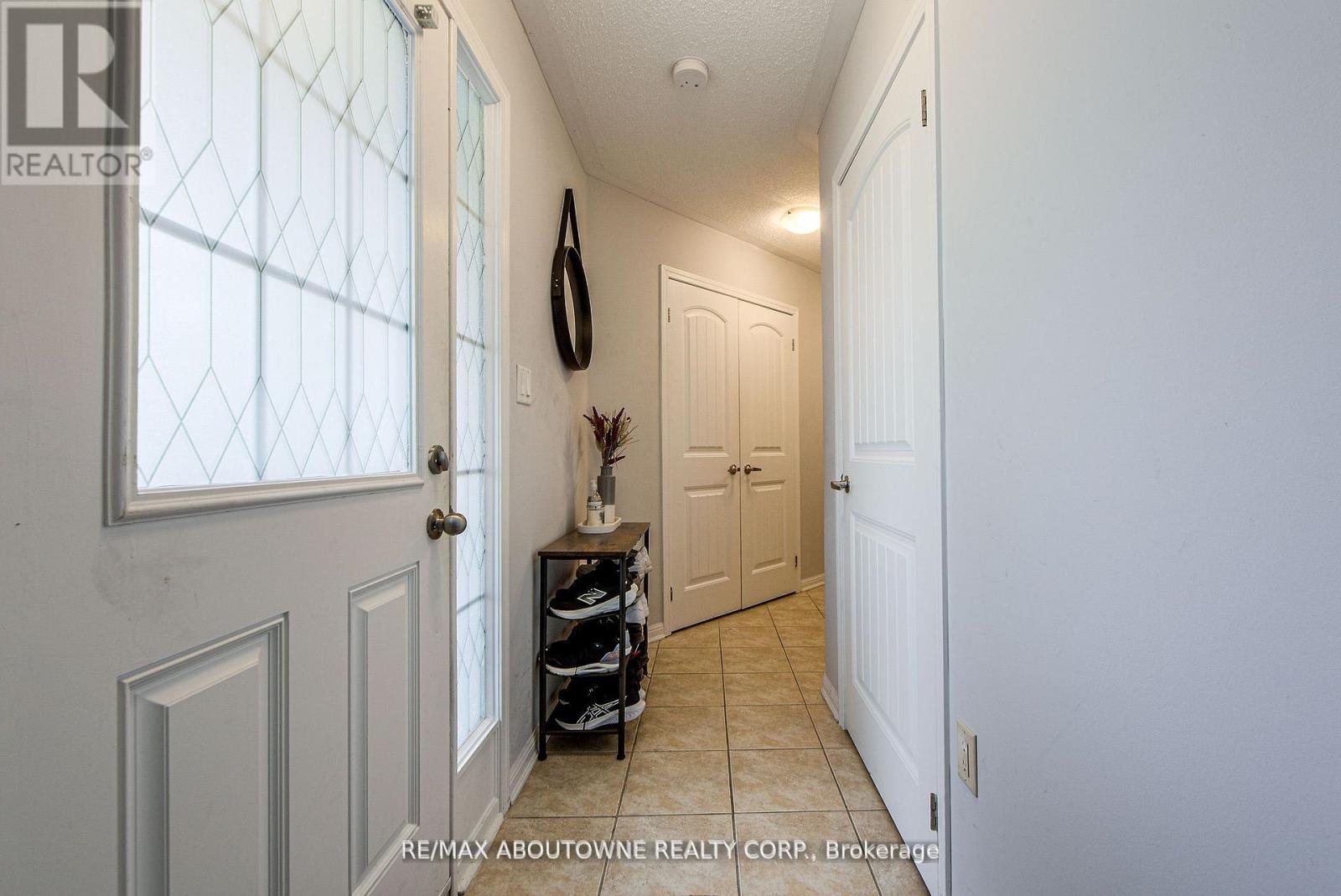 911 Deverell Place, Milton, Ontario  L9T 0M2 - Photo 4 - W12327075