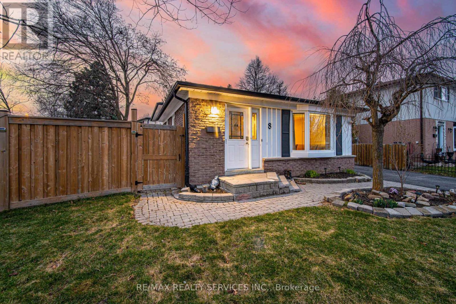 8 Reigate Avenue, Brampton (Madoc), Ontario  L6V 2C9 - Photo 5 - W12327237
