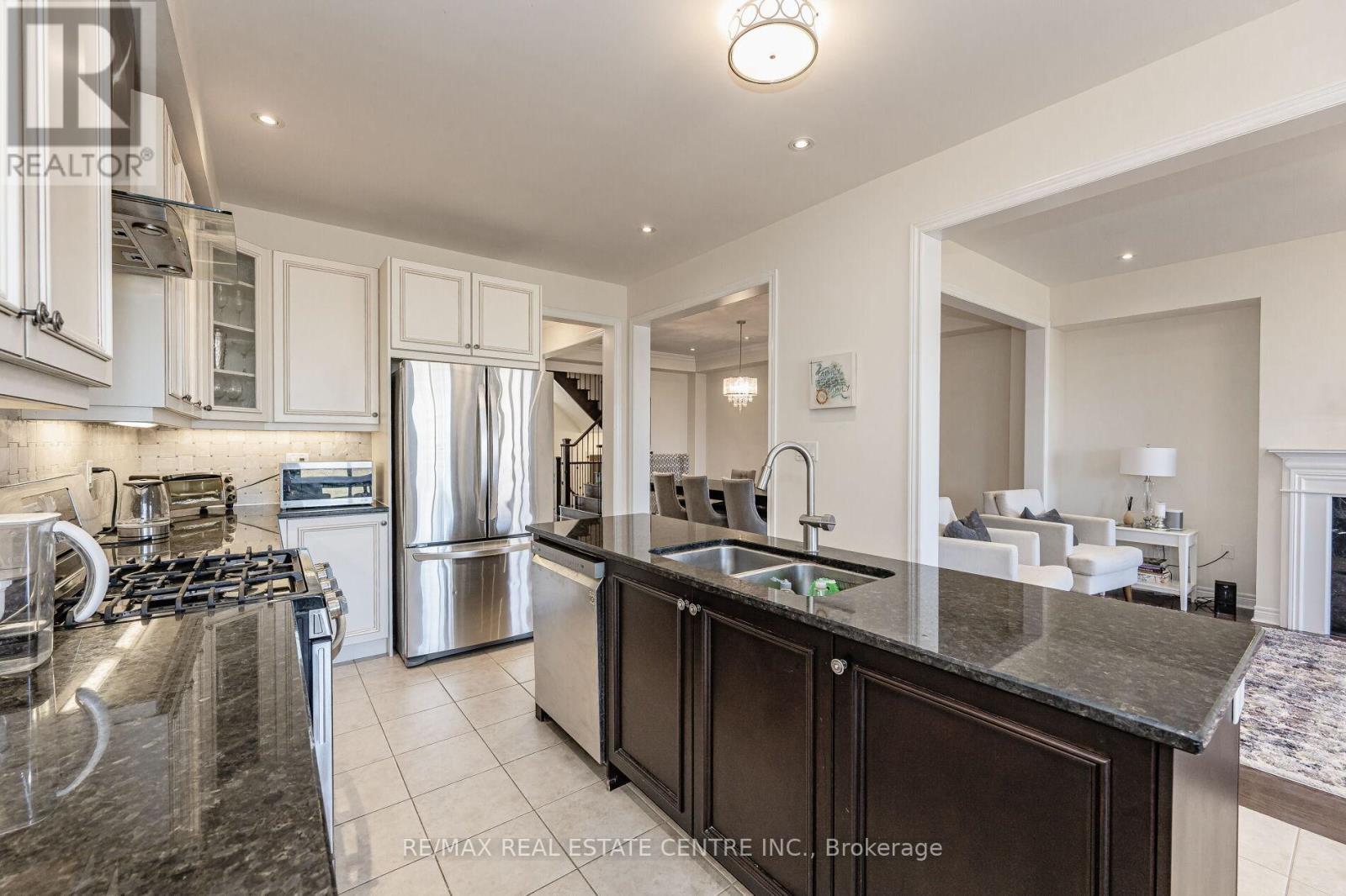 2453 Village Common, Oakville, Ontario  L6M 0S2 - Photo 11 - W12327321