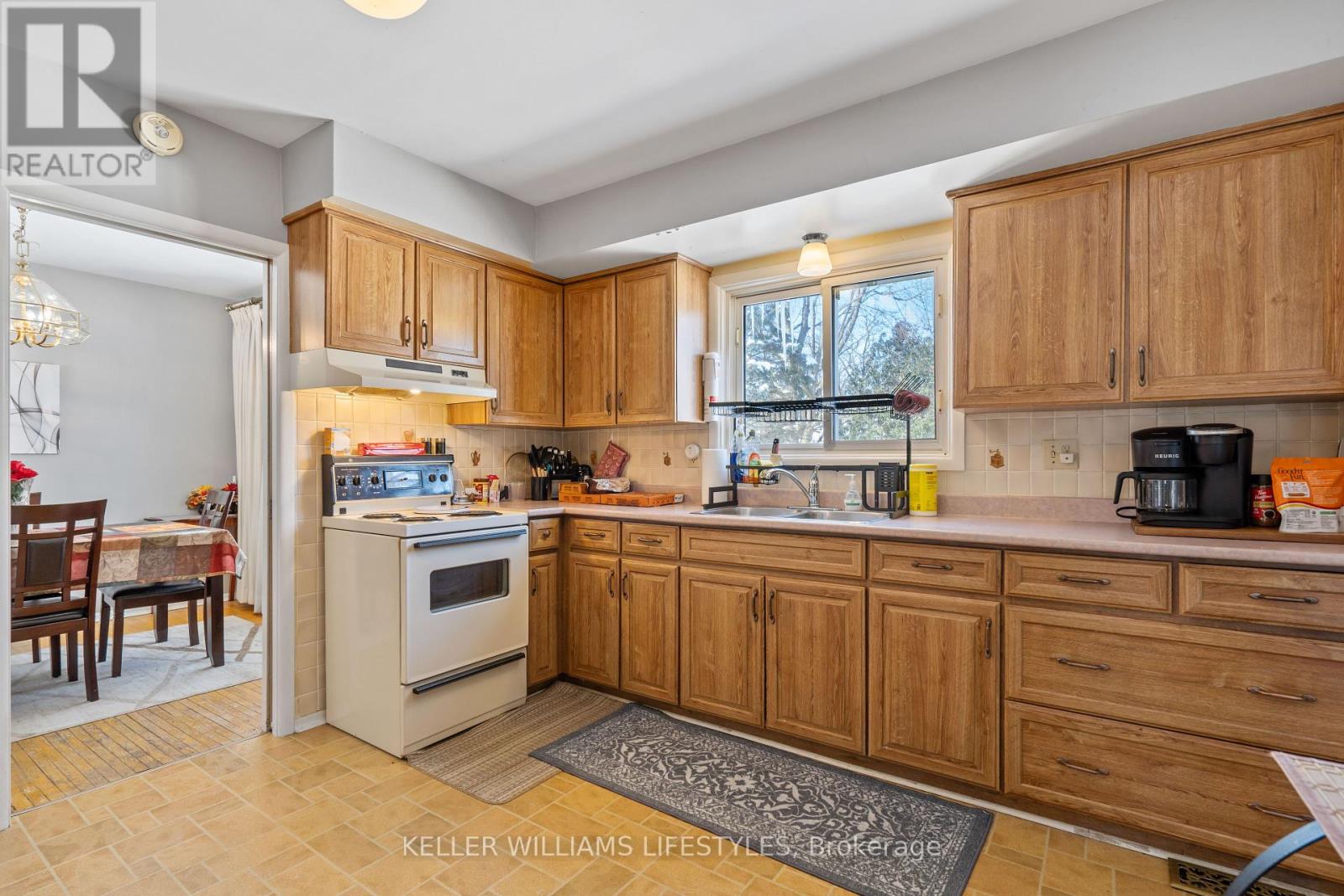 48 Honeysuckle Crescent, London East, Ontario  N5Y 4P4 - Photo 10 - X12327604