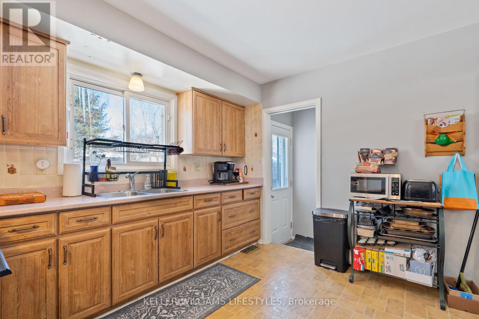 48 Honeysuckle Crescent, London East, Ontario  N5Y 4P4 - Photo 12 - X12327604