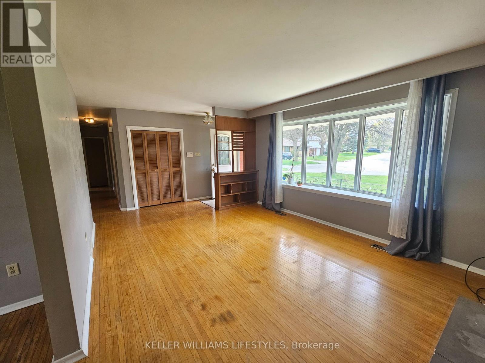 48 Honeysuckle Crescent, London East, Ontario  N5Y 4P4 - Photo 5 - X12327604