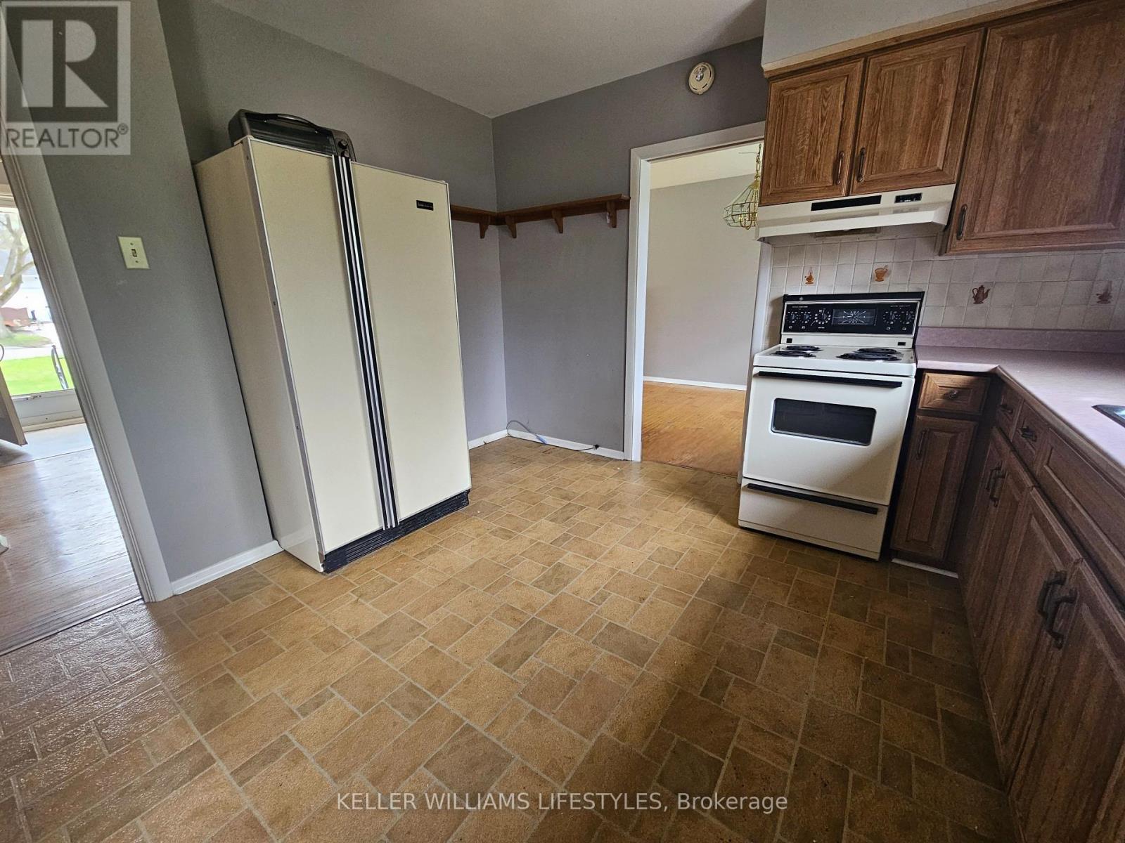 48 Honeysuckle Crescent, London East, Ontario  N5Y 4P4 - Photo 8 - X12327604