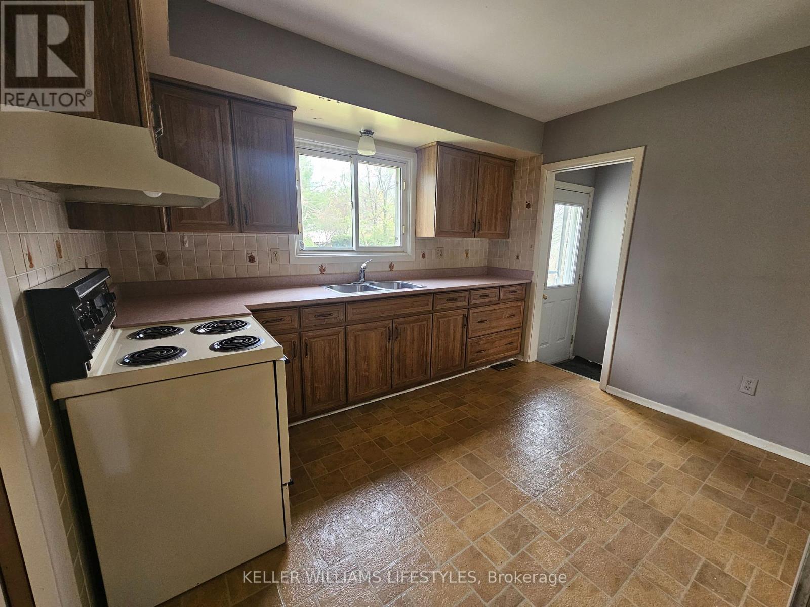48 Honeysuckle Crescent, London East, Ontario  N5Y 4P4 - Photo 9 - X12327604