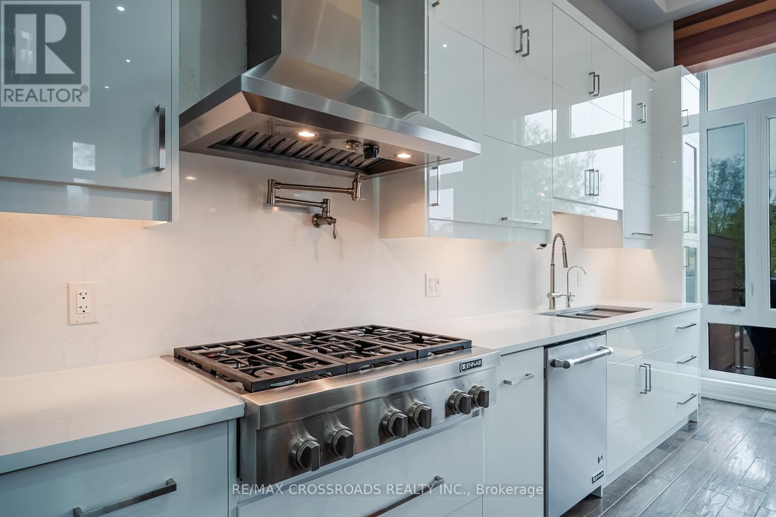 1a Roblin Avenue, Toronto, Ontario  M4C 3P7 - Photo 12 - E12327350