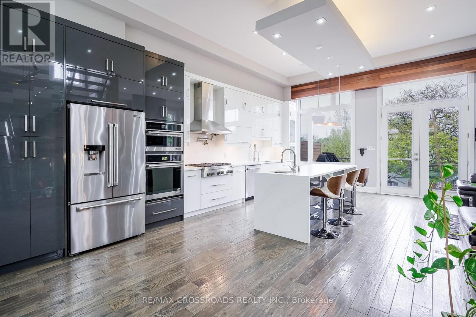 1a Roblin Avenue, Toronto, Ontario  M4C 3P7 - Photo 9 - E12327350