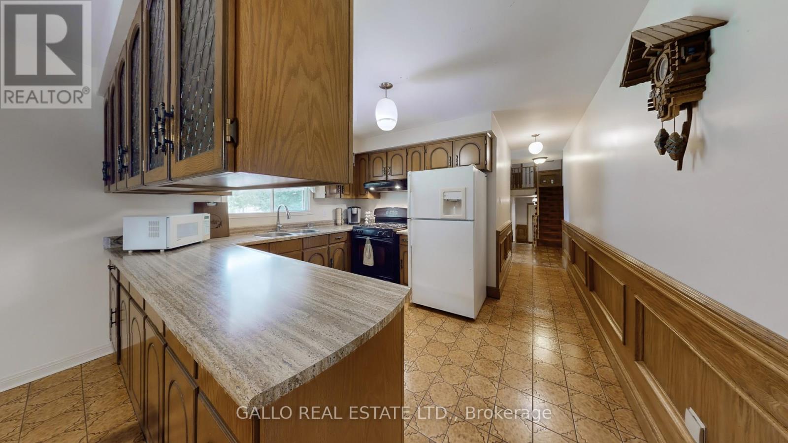 5 Thornbay Drive, Whitchurch-Stouffville, Ontario  L4A 7X3 - Photo 8 - N12327363