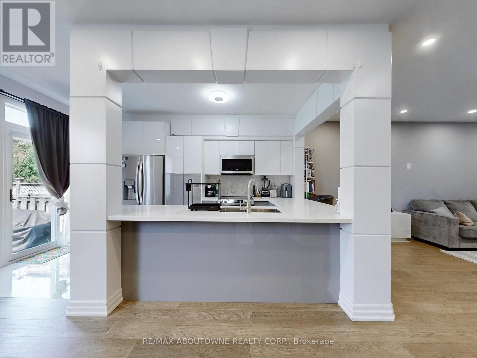 44 Craddock Street, Vaughan, Ontario  L6A 2R4 - Photo 10 - N12327416