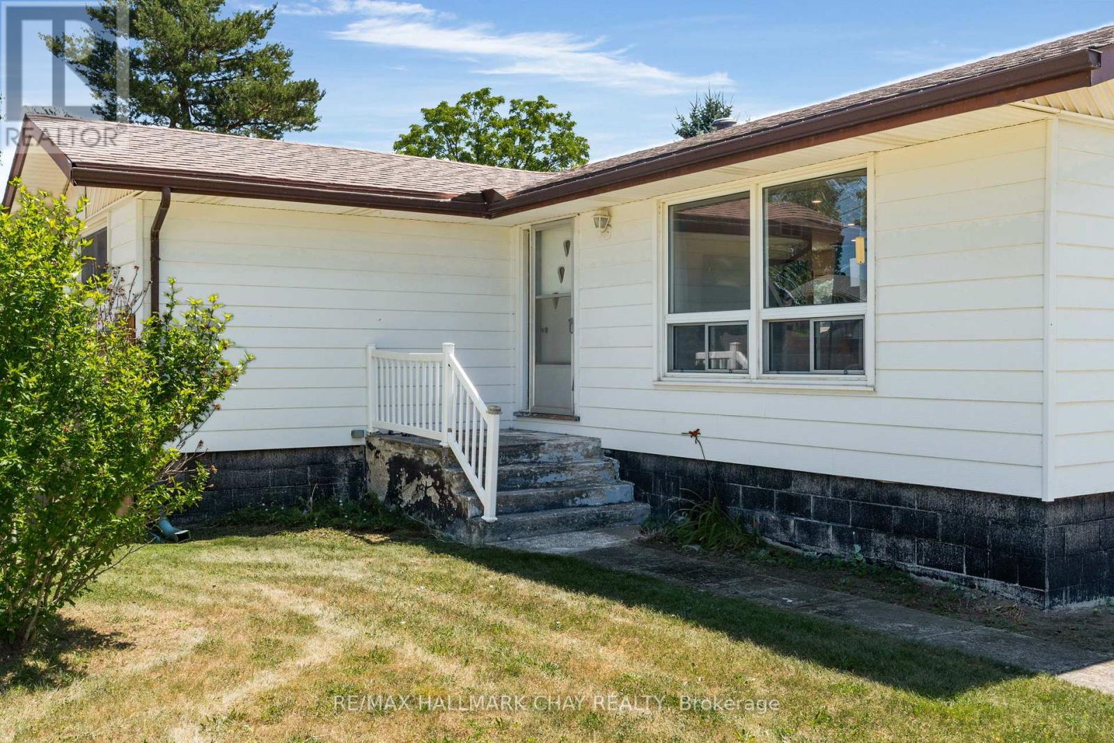 Property at 203 SUTHERLAND STREET N image 3