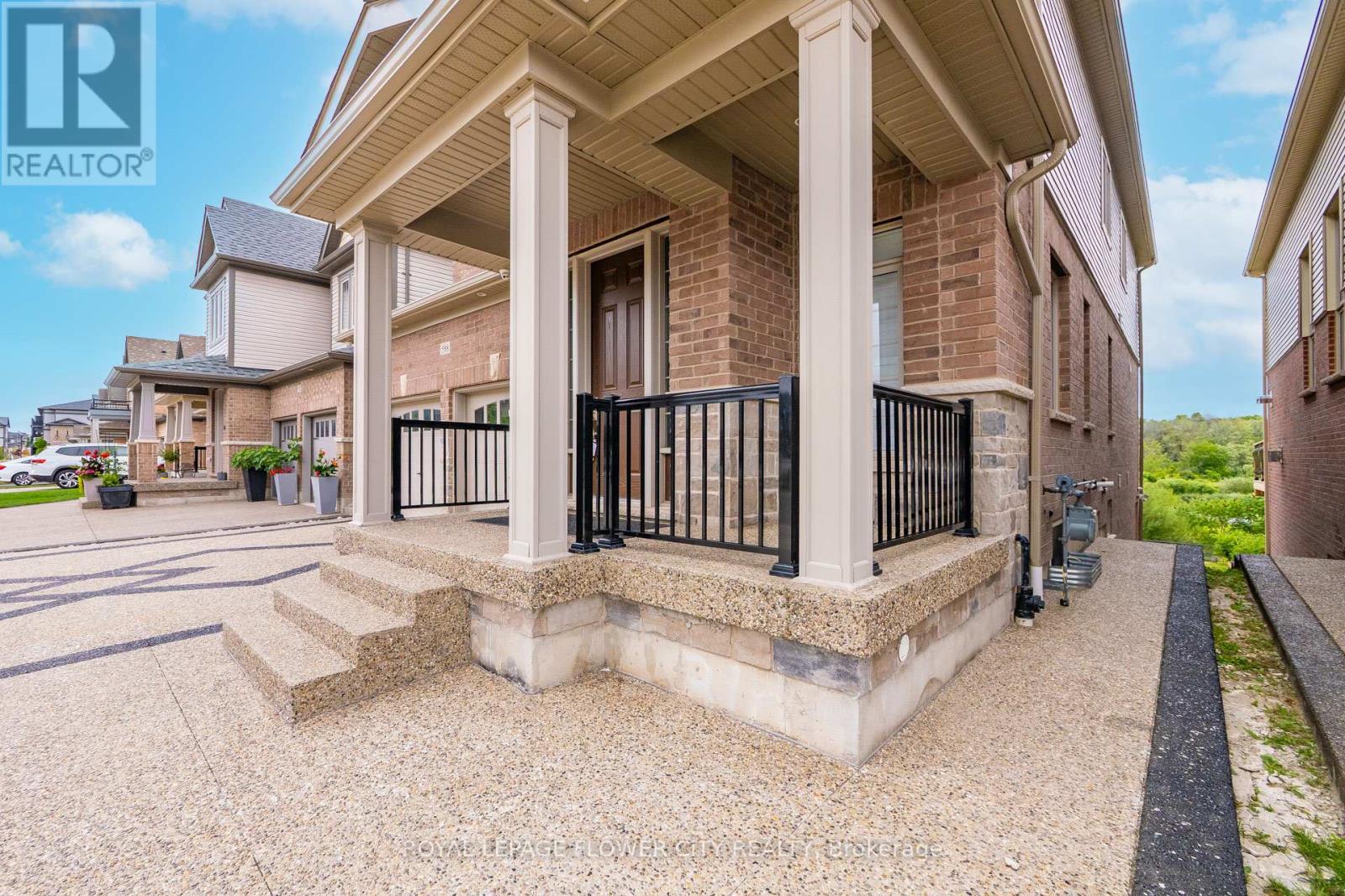 Property at 588 BECKVIEW CRESCENT image 3