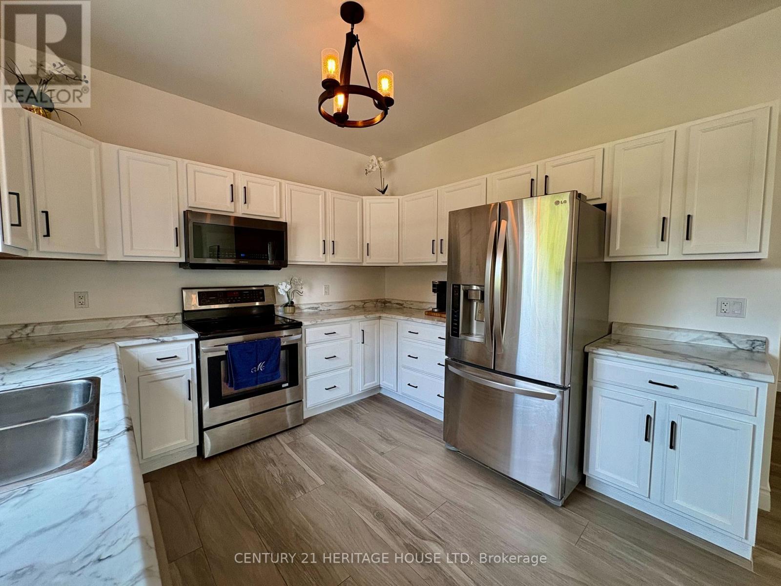 4998 Imperial Road, Malahide, Ontario  N5H 2R2 - Photo 8 - X12327671