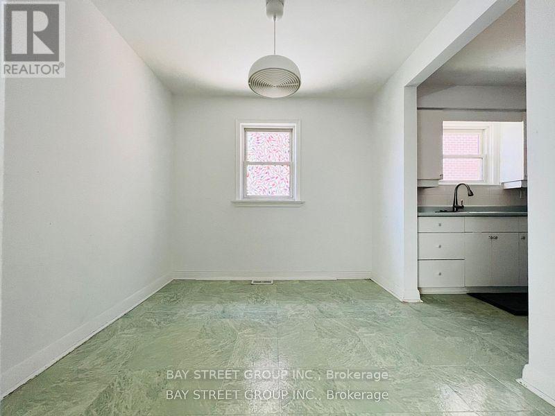 72 Caines Avenue, Toronto, Ontario  M2R 2L3 - Photo 4 - C12327642