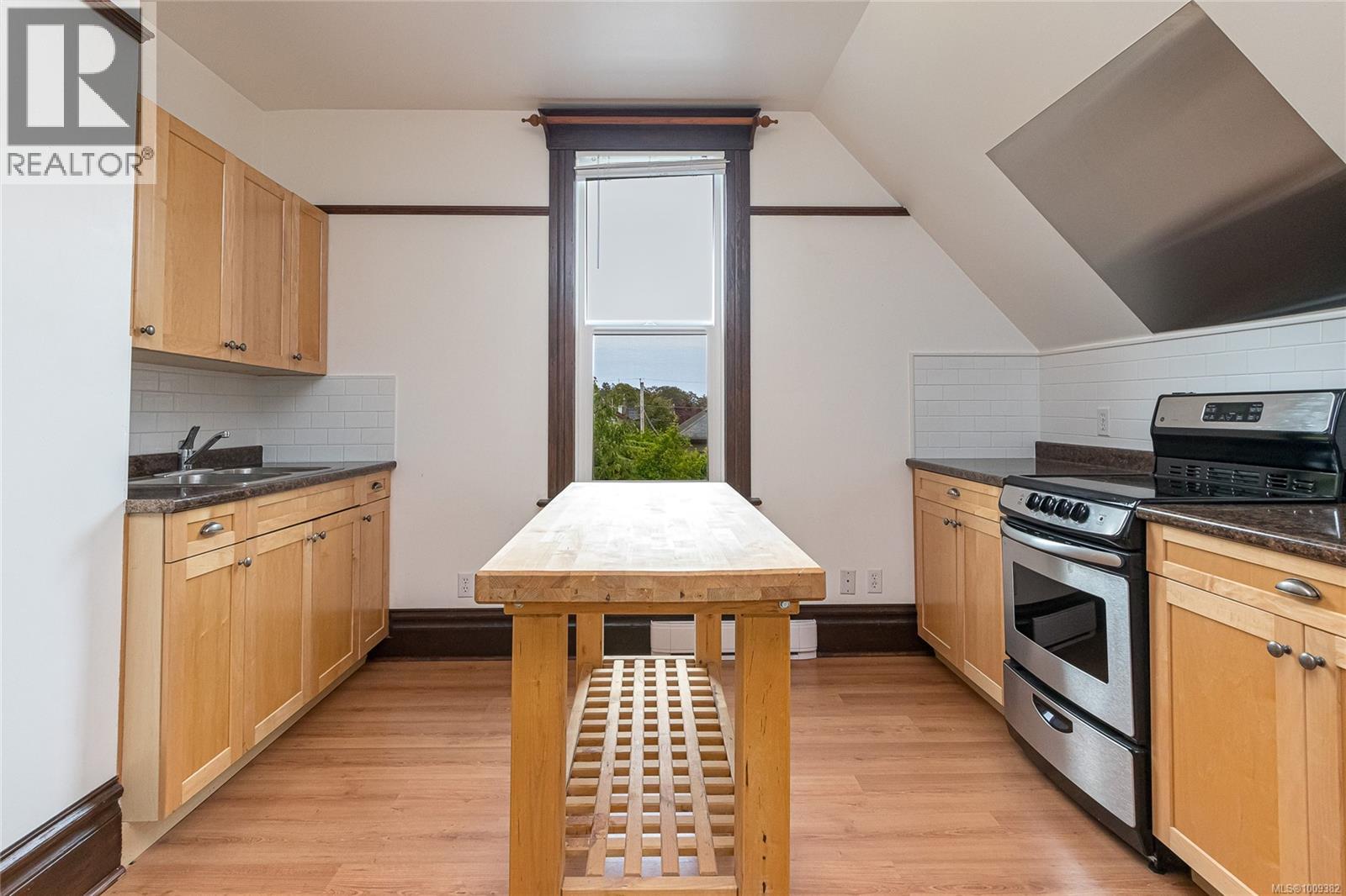 Property at 625 Harbinger Ave image 3