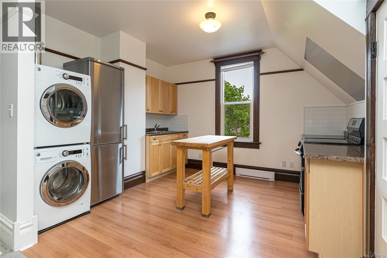 Property at 625 Harbinger Ave image 5
