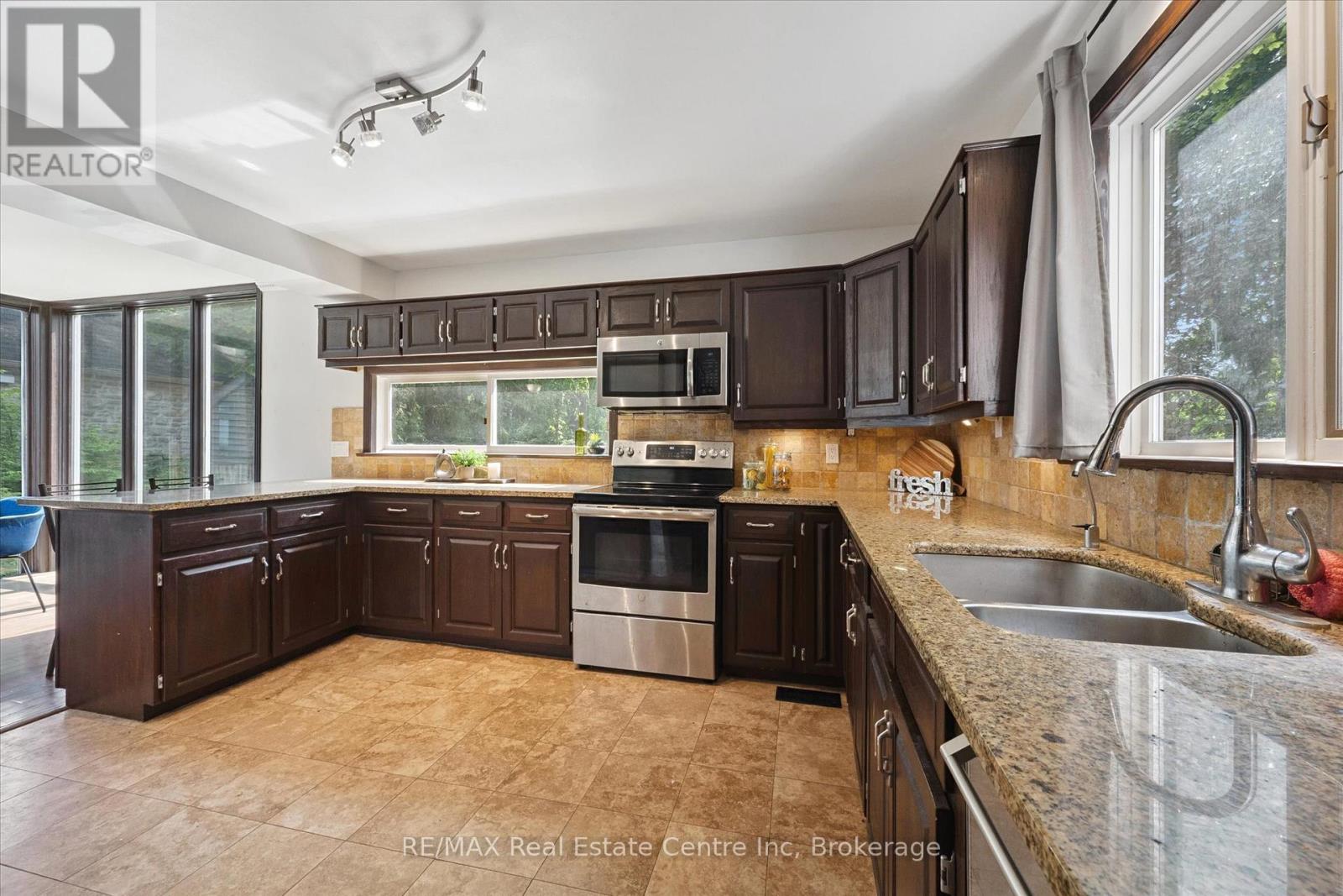 64 Stuart Street, Guelph, Ontario  N1E 4S5 - Photo 11 - X12327993