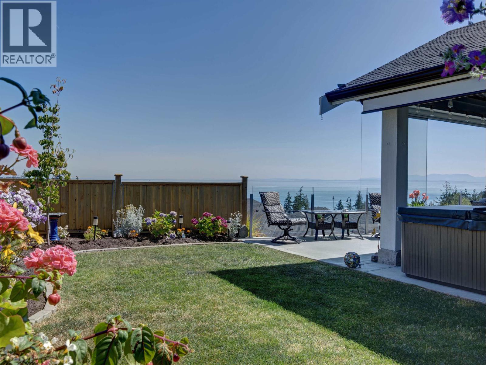 5634 Kingbird Crescent, Sechelt, British Columbia  V7Z 0S4 - Photo 1 - R3032827