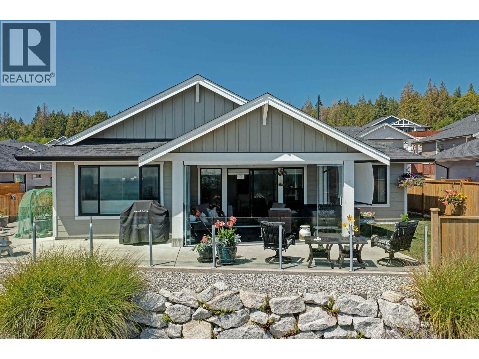 5634 Kingbird Crescent, Sechelt, British Columbia  V7Z 0S4 - Photo 2 - R3032827