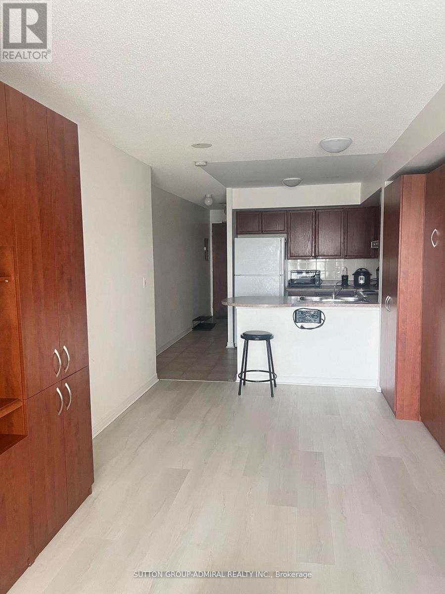 Property at 208 - 11 ONEIDA CRESCENT image 4