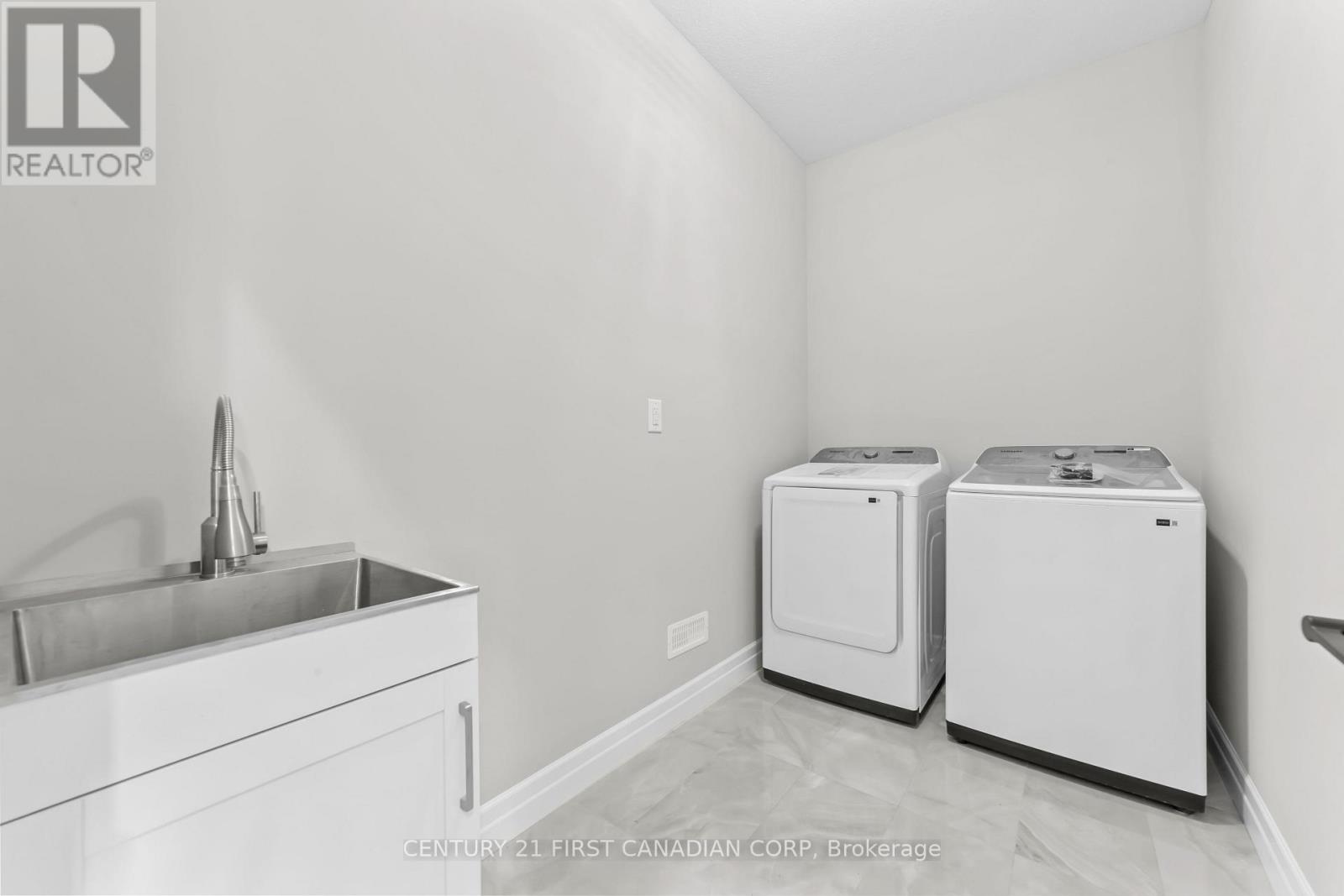 134 King Street, Lambton Shores, Ontario  N0M 2L0 - Photo 39 - X12328071