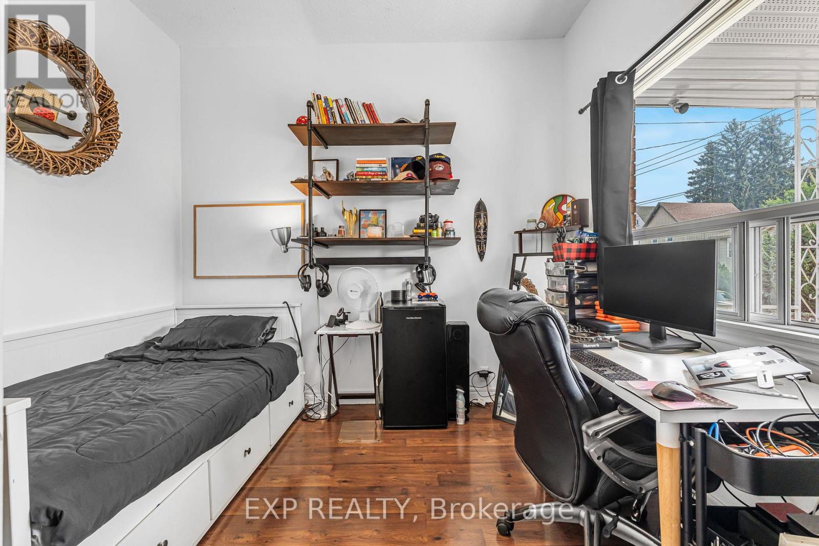 Property at 139 WOOD STREET E image 5