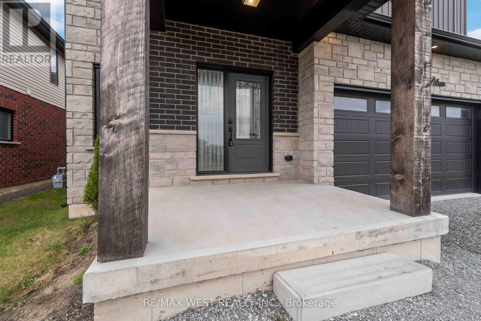210 S Pelham Road, Welland, Ontario  L3B 5N8 - Photo 2 - X12328004