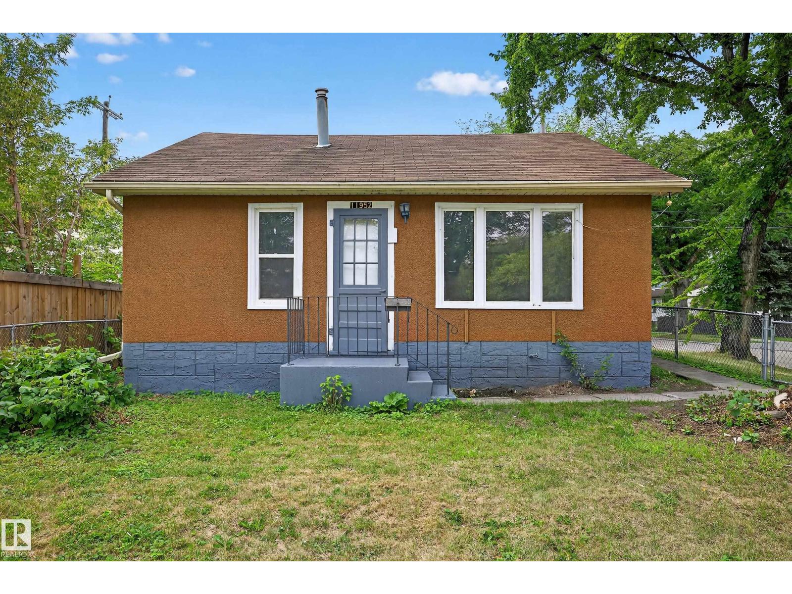 Property at 11952 61 ST NW image 1