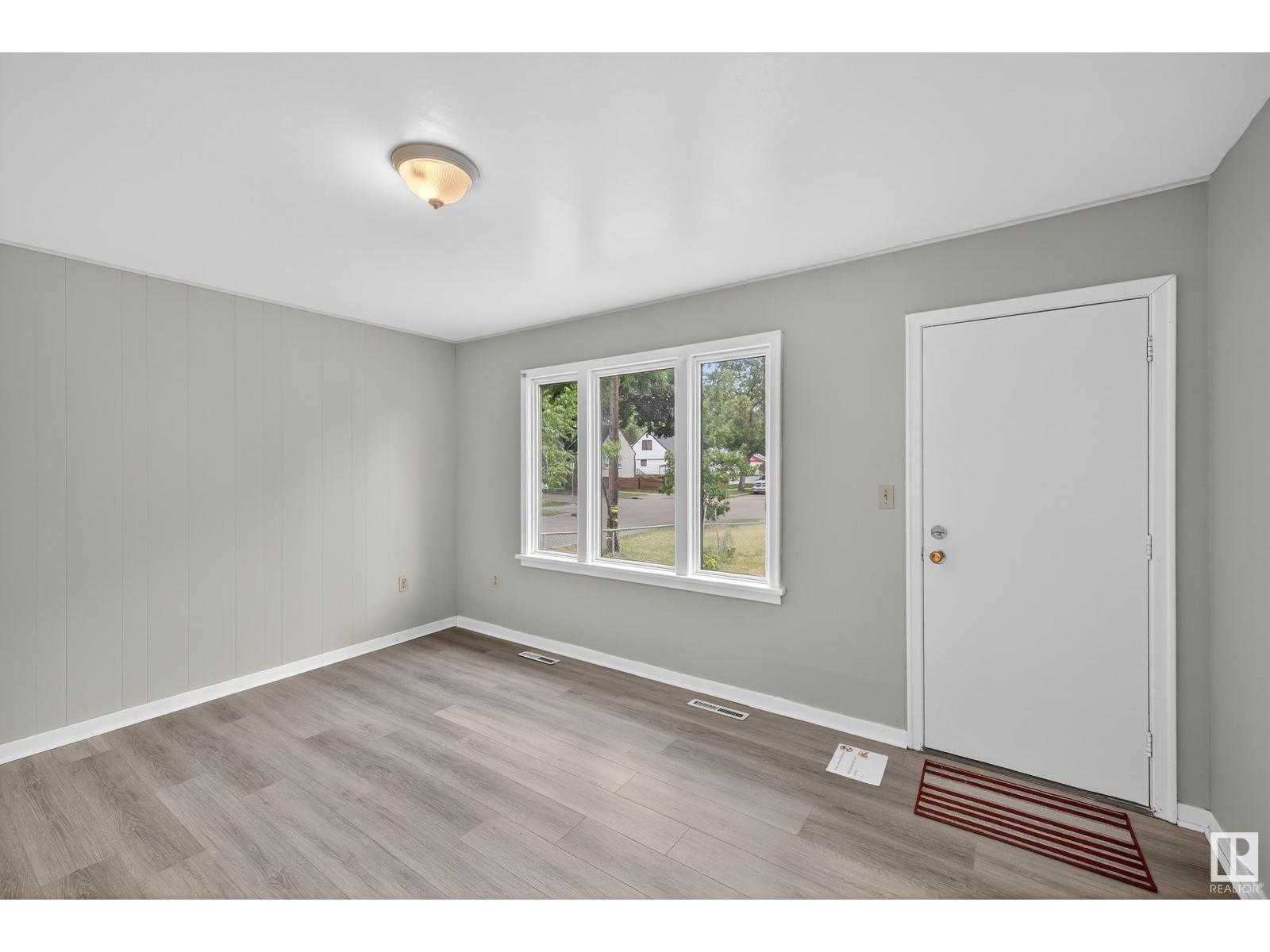 Property at 11952 61 ST NW image 2