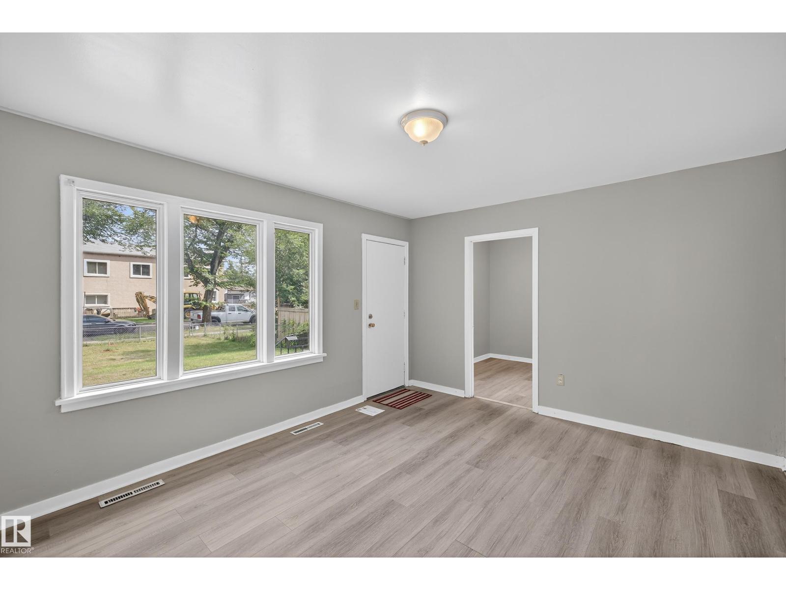 Property at 11952 61 ST NW image 4