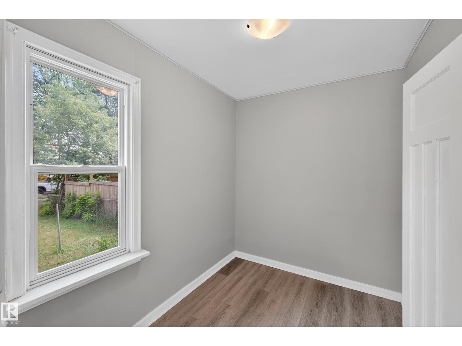 Property at 11952 61 ST NW image 5