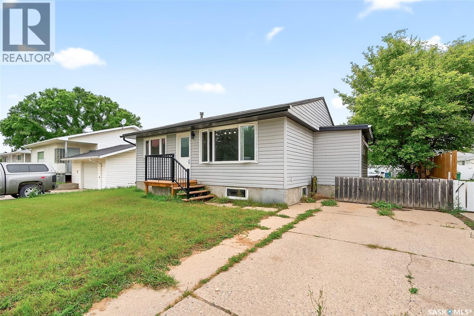 Property at 1114 Caribou STREET W image 2