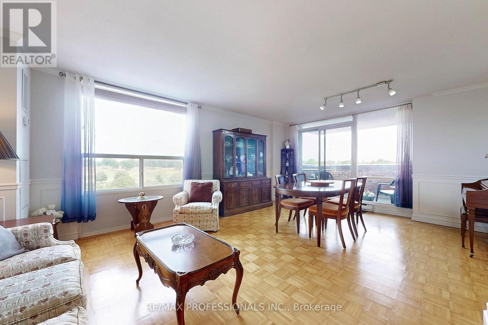806 - 1535 Lakeshore Road E, Mississauga, Ontario  L5E 3E2 - Photo 4 - W12328038