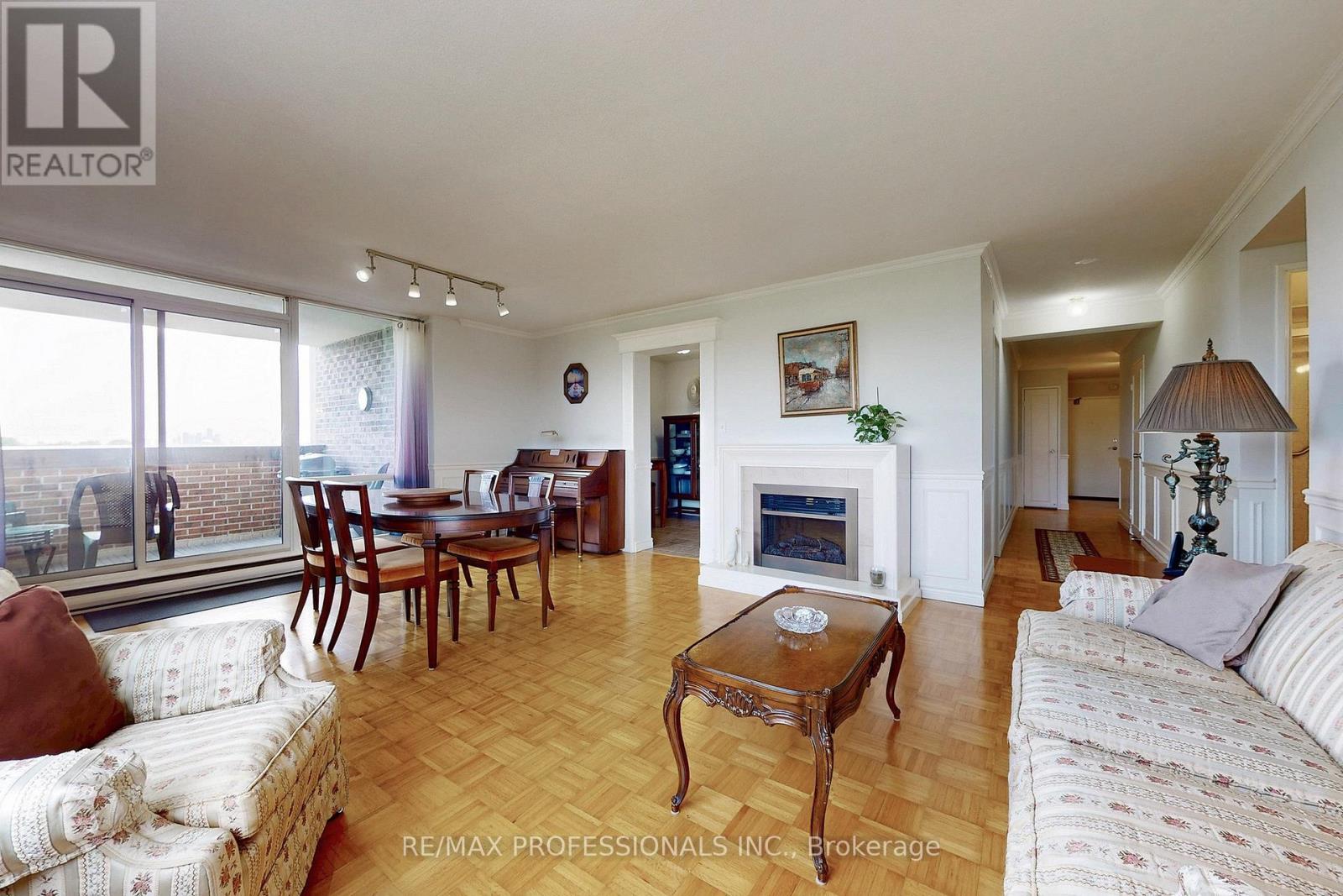 806 - 1535 Lakeshore Road E, Mississauga, Ontario  L5E 3E2 - Photo 7 - W12328038