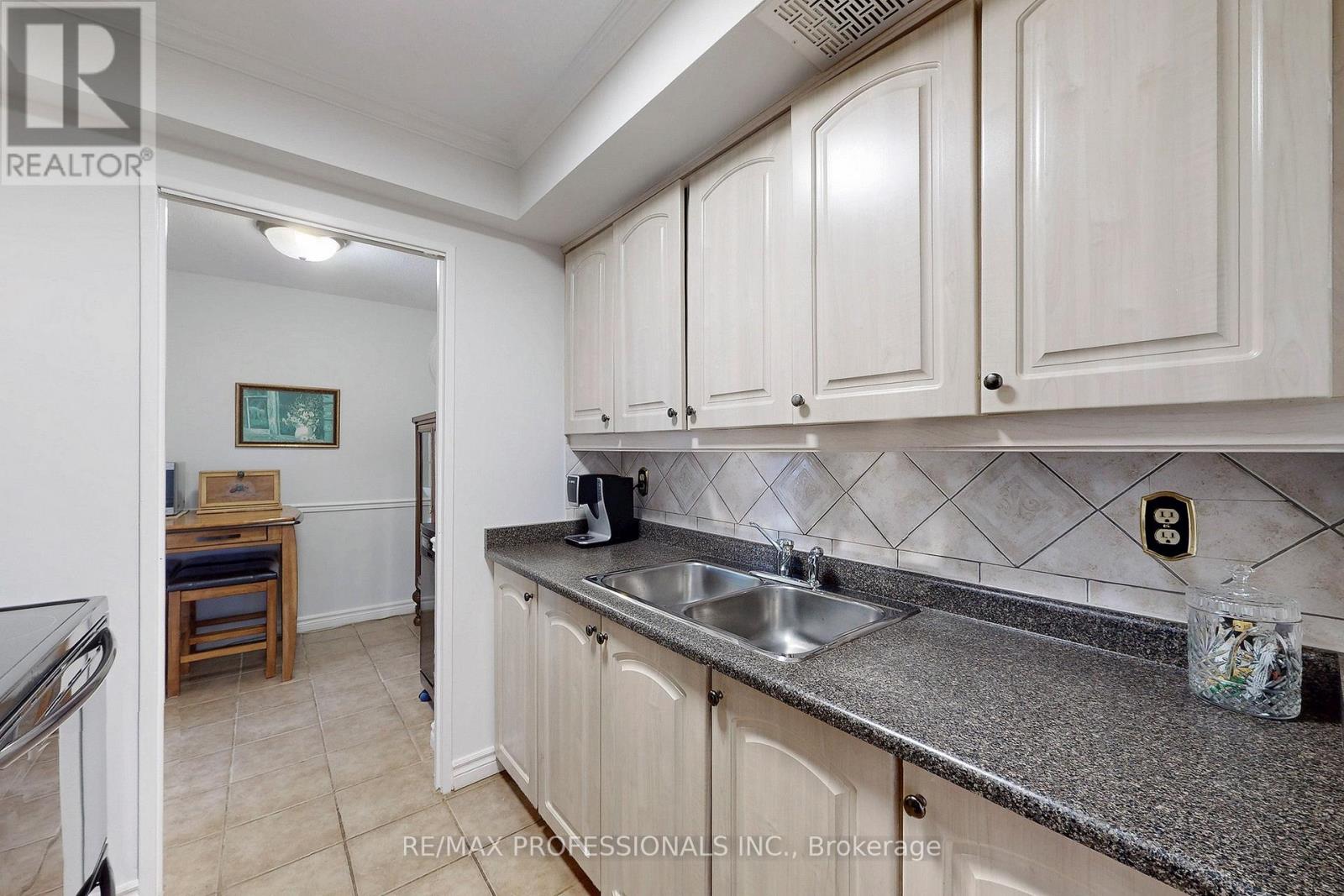 806 - 1535 Lakeshore Road E, Mississauga, Ontario  L5E 3E2 - Photo 9 - W12328038