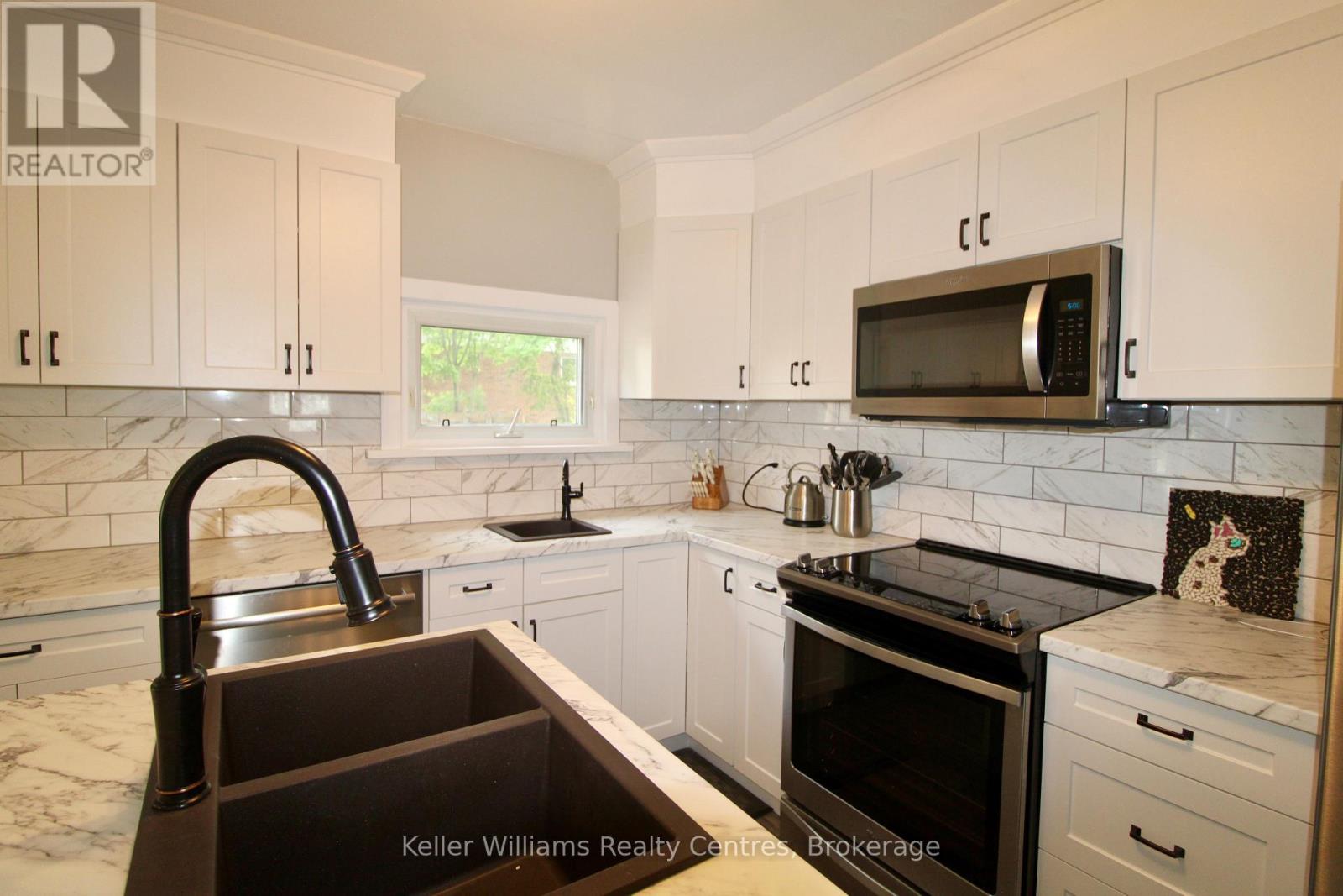445 13th Street, Hanover, Ontario  N4N 1Y2 - Photo 9 - X12328059