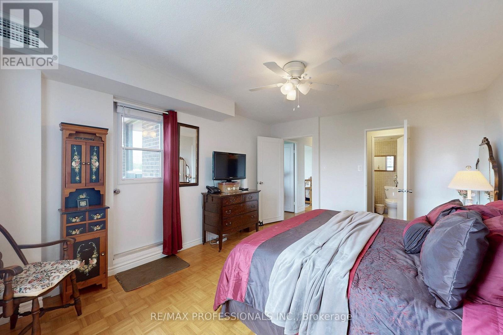 806 - 1535 Lakeshore Road E, Mississauga, Ontario  L5E 3E2 - Photo 12 - W12328038