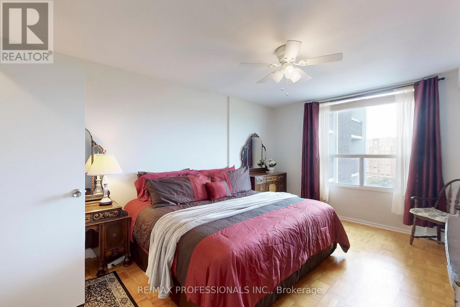 806 - 1535 Lakeshore Road E, Mississauga, Ontario  L5E 3E2 - Photo 11 - W12328038