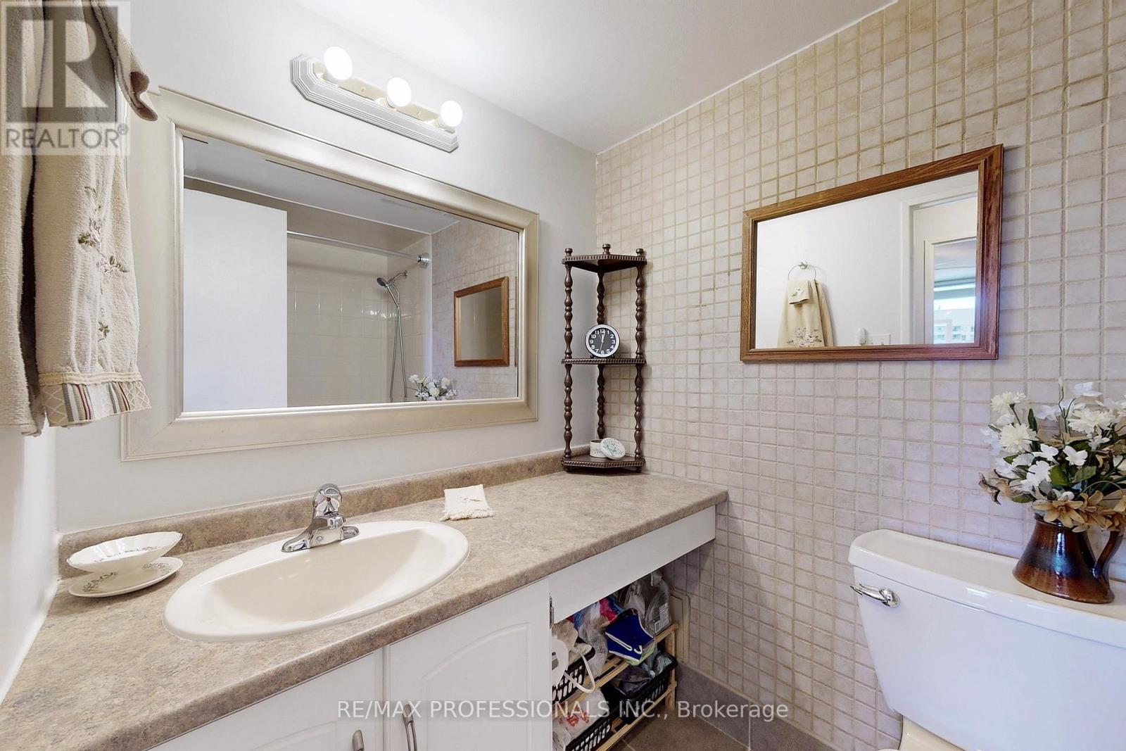 806 - 1535 Lakeshore Road E, Mississauga, Ontario  L5E 3E2 - Photo 13 - W12328038
