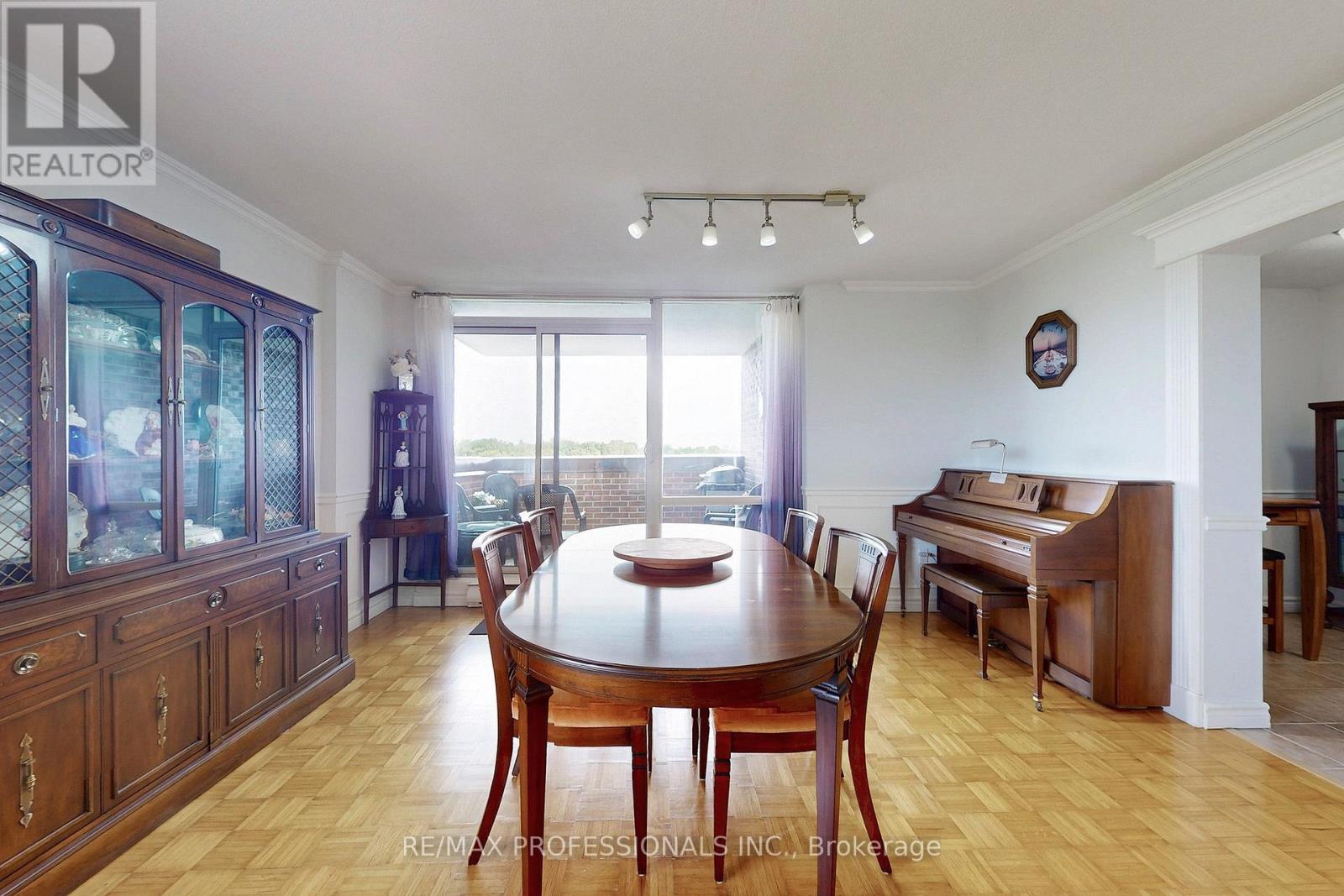 806 - 1535 Lakeshore Road E, Mississauga, Ontario  L5E 3E2 - Photo 32 - W12328038