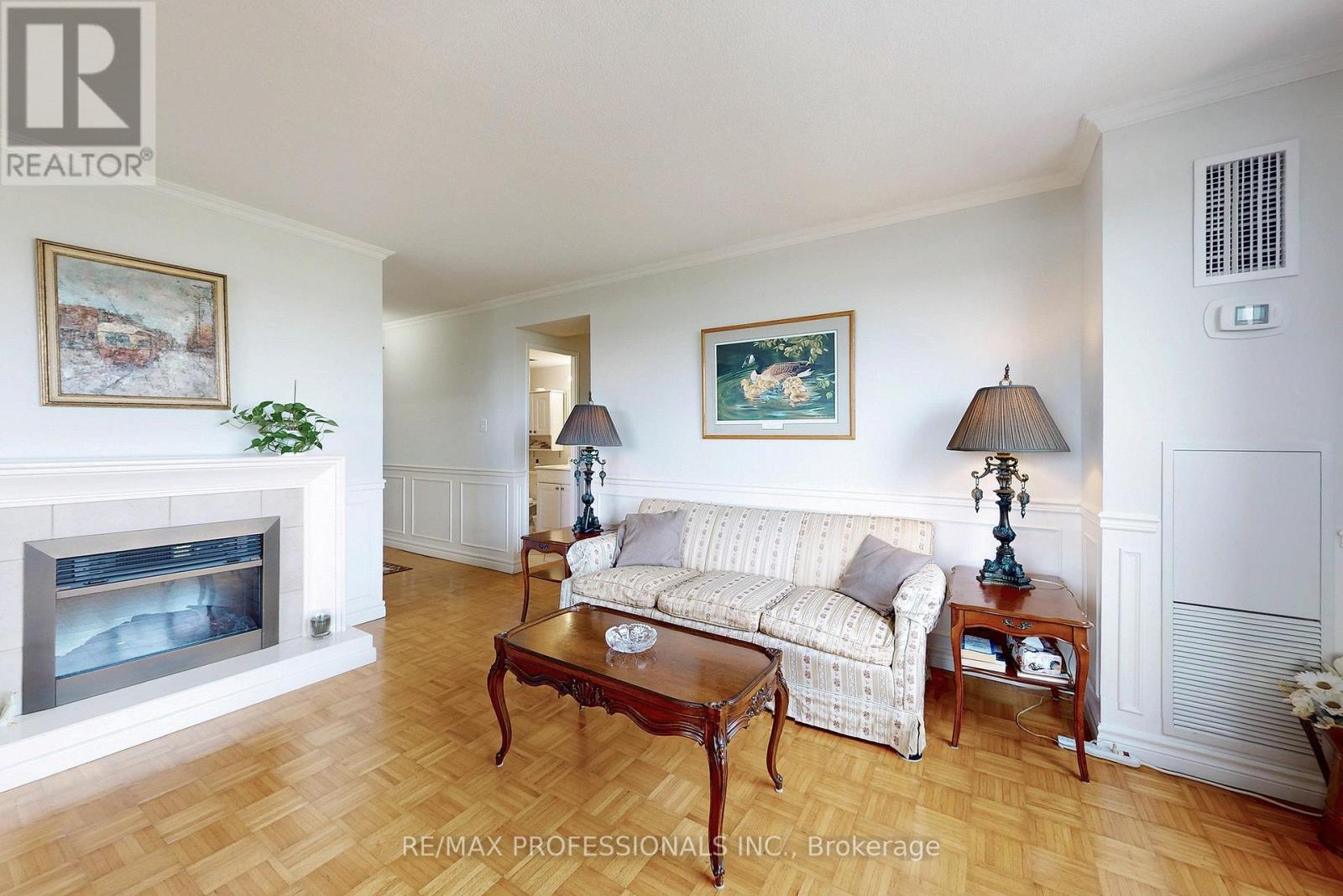 806 - 1535 Lakeshore Road E, Mississauga, Ontario  L5E 3E2 - Photo 30 - W12328038
