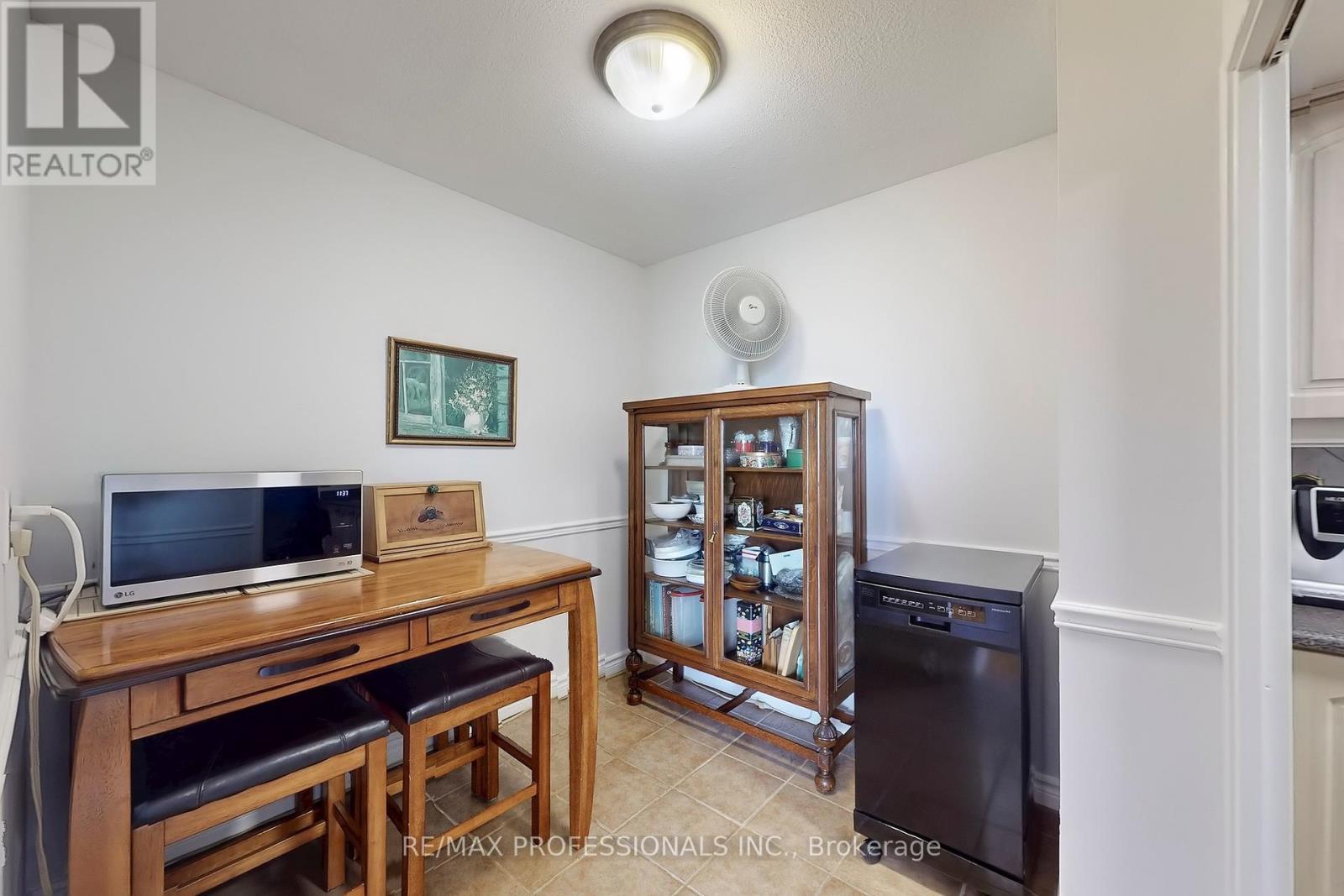 806 - 1535 Lakeshore Road E, Mississauga, Ontario  L5E 3E2 - Photo 29 - W12328038