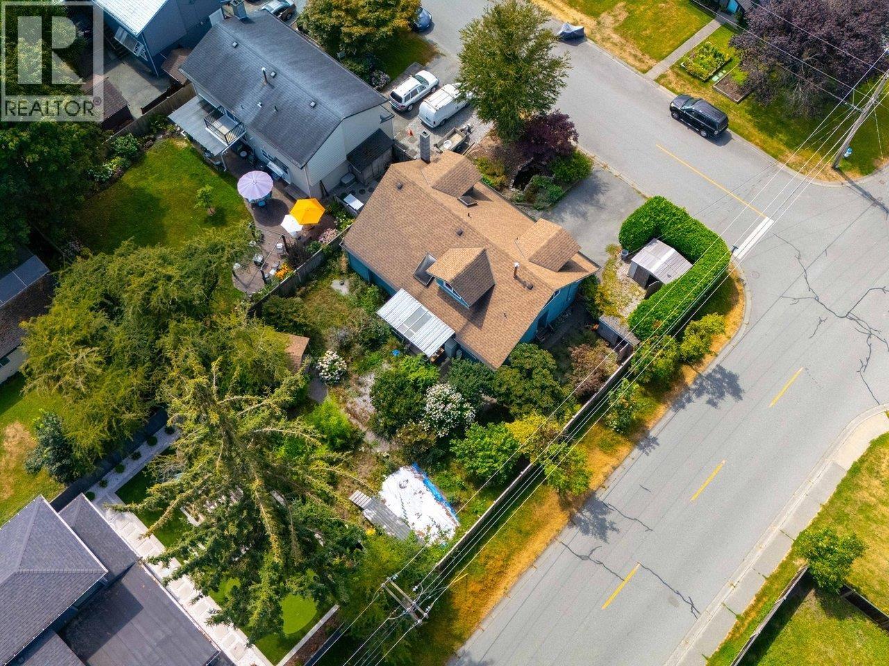 Property at 4498 46B STREET image 3