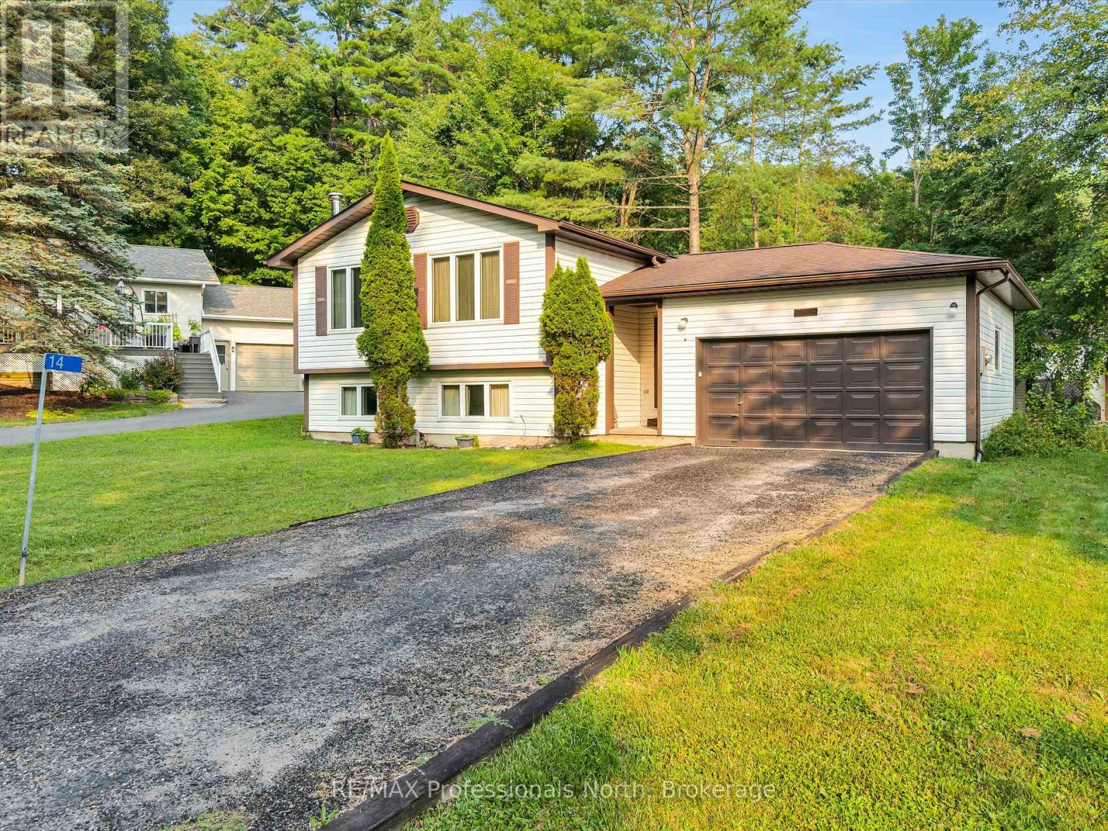 14 Duke Street, Muskoka Lakes, Ontario  P0B 1J0 - Photo 1 - X12328502