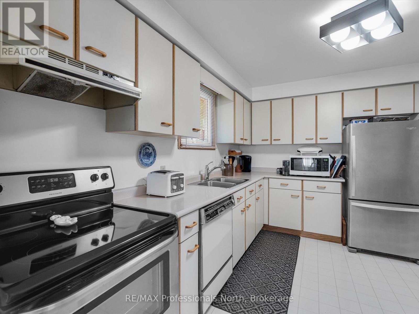 14 Duke Street, Muskoka Lakes, Ontario  P0B 1J0 - Photo 19 - X12328502