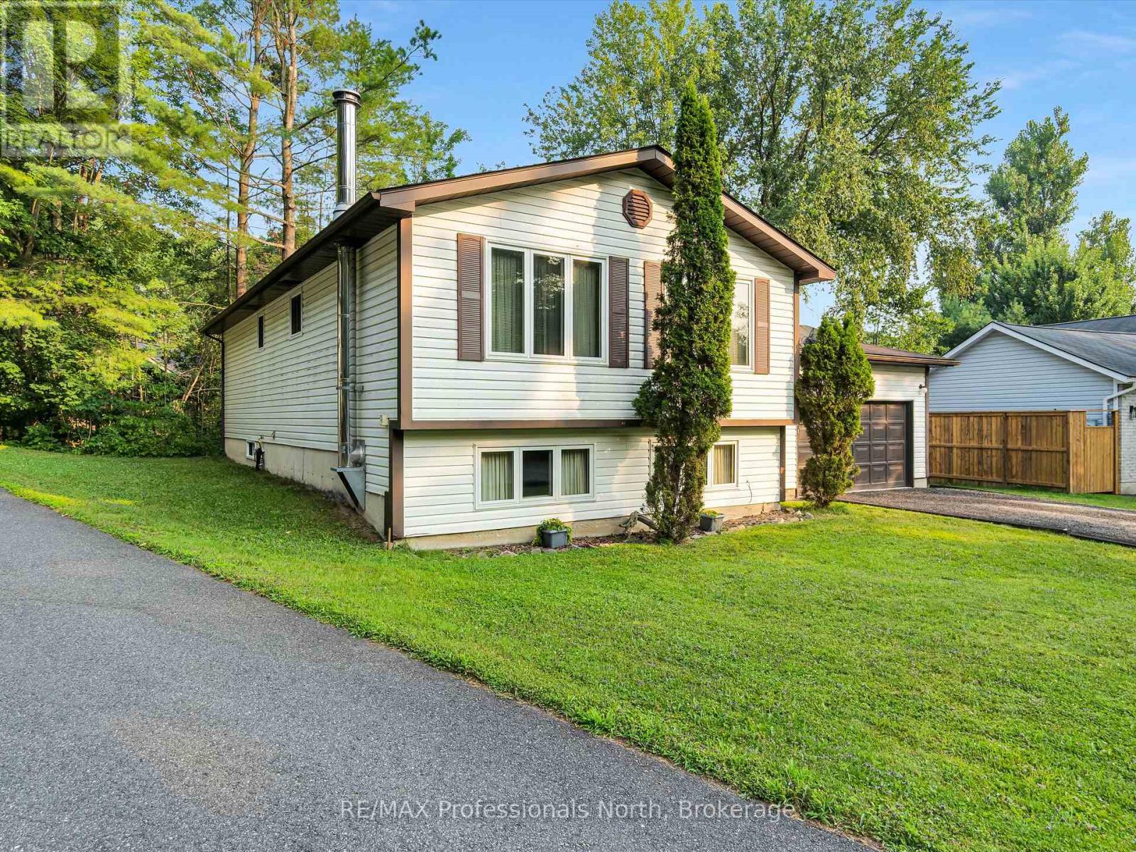 14 Duke Street, Muskoka Lakes, Ontario  P0B 1J0 - Photo 2 - X12328502